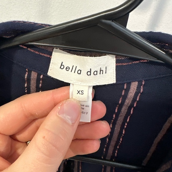 Bella Dahl Metallic Stripe Roll-Tab Tie-Front Shirt Navy
Blue/Rose Gold XS - Picture 4 of 8